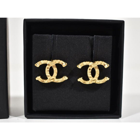 Chanel 23A Gold Hammered Interlocking CC Logo Classic Statement Stud Earrings - Picture 3 of 12